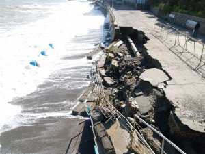 В Профессорском уголке Алушты 6-метровые волны уничтожили участок набережной