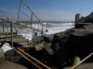 В Профессорском уголке Алушты 6-метровые волны уничтожили участок набережной