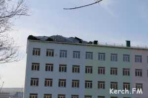 В Керчи ветер сорвал крышу с нового дома для военных