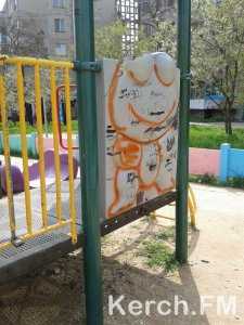 Вандалы в Керчи ломают детские площадки