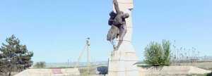 Вандалы срезали с солдатского памятника «мясо до кости»