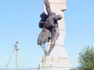 Памятнику ВОВ в районе посёлка Сирень вернут ноги