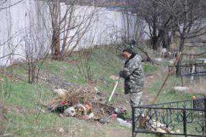 Симферопольские коммунальщики взялись за кладбища