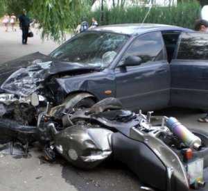 В Алуште мотоцикл столкнулся с двумя машинами