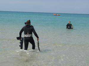 Спасатели обследуют дно крымских пляжей