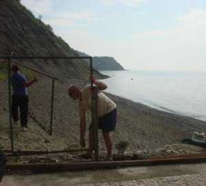 Возле Алушты снесли забор на пляже