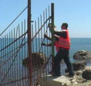 Застройщик восстановил снесенный в Алупке забор возле моря