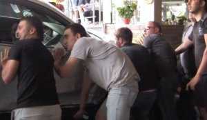 Видео, как вытаскивали авто блондинки из симферопольской пиццерии