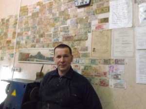 Сапожник из Ялты украшает стены мастерской деньгами