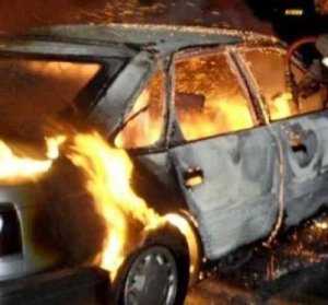 В Столице Крыма обгорели водитель и пассажир загоревшейся машины