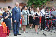Первый вице-премьер Крыма поздравил выпускников гимназии с последним звонком