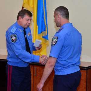 Начальник Главка крымской милиции наградил денежными премиями сотрудников патрульной службы и спортсменов-динамовцев