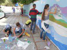 Юные художники в Алуште разрисовали городскую стену