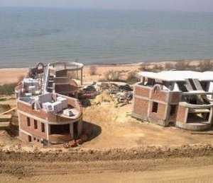 На берегу моря возле Керчи нашли два незаконно строящихся отельных комплекса