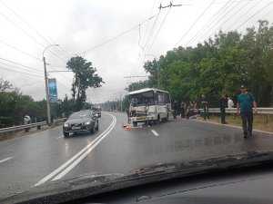 В Перевальном пассажирский автобус врезался в грузовик с газом: есть пострадавшие