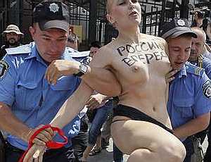 Голая активистка Femen сделала акцию против развода Путина возле посольства России в Киеве