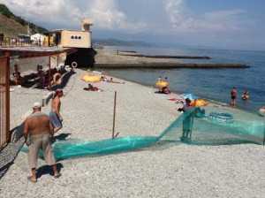 В Алуште снесли ограждение, сделавшее бесплатный пляж сараем