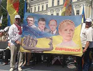 Яценюк официально возглавил партию Тимошенко, томящейся в тюрьме
