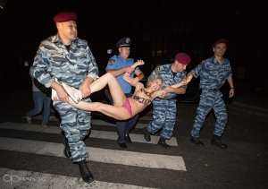 Активистки FEMEN устроили «ночную облаву» на Лукашенко в Киеве