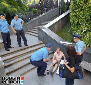Милиция скрутила женщину при попытке провести «антифашистский» пикет возле администрации Януковича