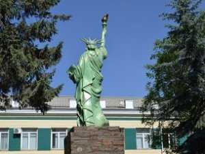 Крымчане желают памятник дворнику, врачу и что-то забавное