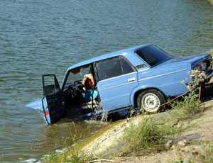 В Крыму в рисовом канале утонул автомобиль с супружеской четой