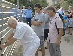 В Севастополе жильцы снесли забор стройплощадки на улице Гавена