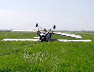 Под Красноперекопском при аварийной посадке перевернулся самолет