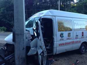 На крымской трассе «Мерседес» въехал в столб: пассажиров вырезали из авто