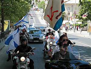 День ВМФ севастопольцы встречают автопробегом с русскими флагами