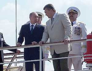Путин и Янукович в Севастополе посмотрели парад старых кораблей