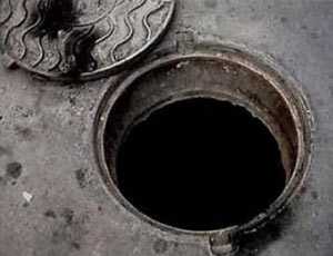 В Армянске двое мужчин отравились сероводородом в канализационном колодце