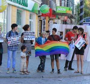 Геи и лесбиянки устроили в Столице Крыма акцию против сексуальной дискриминации