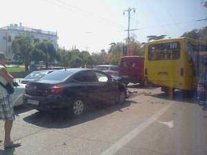 На проспекте Нахивова чёрная Тойота врезалась в автобус