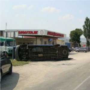 Из-за аварии микроавтобуса с туристами в Феодосии завели дело