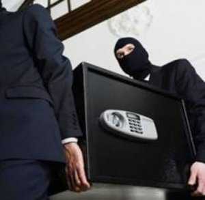 Милиция объявила в розыск похитителей сейфа с драгоценностями в Белогорске