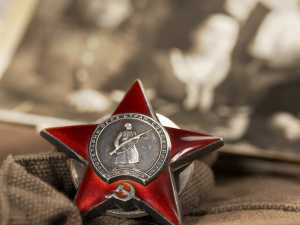 Россиянину не позволили вывезти из Крыма орден Красной звезды