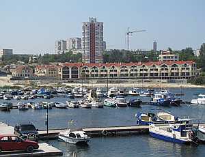 Суд признал законными 5-этажные эллинги в Стрелецкой бухте Севастополя