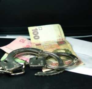 Земельного чиновника в Керчи поймали на взятке в 1 тыс. гривен.