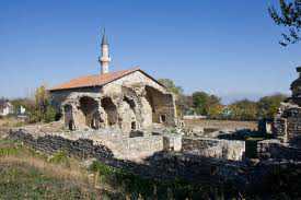Коммунальщики повредили средневековые могилы в Старом Крыму