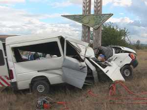 В Крыму автобус врезался в опору: погибли женщины, ребенок и водитель в больнице