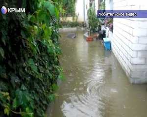 В Евпатории житли 2-х улиц борются с подтоплениями