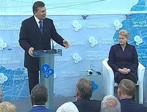 Янукович назвал Россию «великим монстром», президент Литвы пожелала ему силы для отпора Столице России