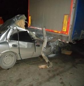 На трассе в Крыму при ударе о прицеп погиб водитель машины