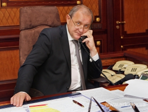 Могилёв лично ответил на звонки крымчан на «горячую линию»