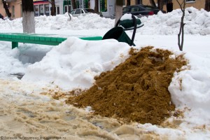 Феодосия на зиму запаслась солью и песком на 90 тыс.