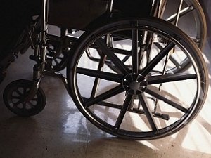 Уголовник отнял коляску у инвалида в Крыму