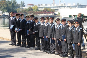 С керченских школьников взяли клятву в обмен на черные береты