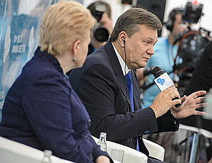 Журнал рассказал, как пиарщики Януковича отвлекают население от провалов президента