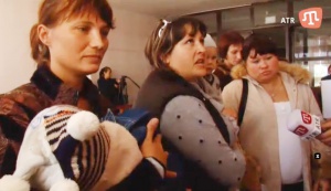В Крыму мамы с криками: «Накормите наших детей» – едва не выломали двери казначейства